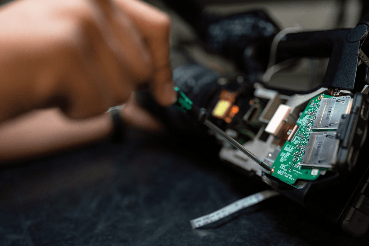 Técnico reparando un equipo electrónico